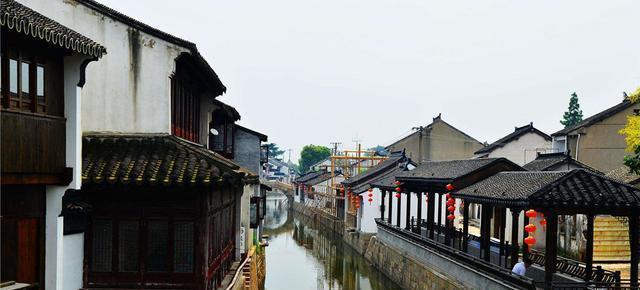 如何训练才能让肱二头肌充满力量呢？游戏画面